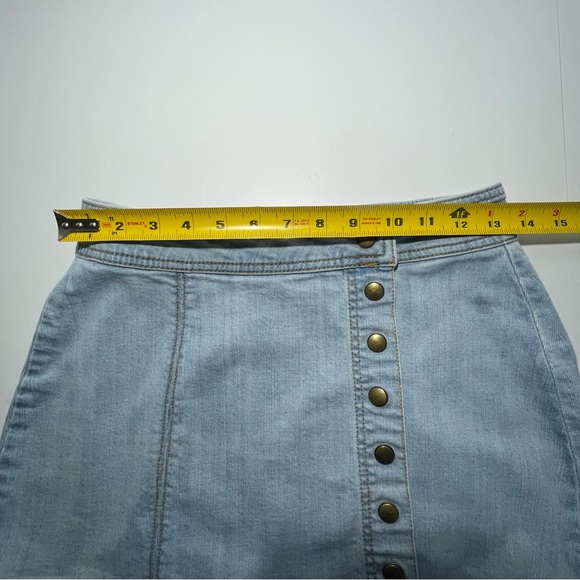 Free People Faded Denim Mini Skirt w/ 7 Snaps on Front Size 2 - Picture 6 of 7